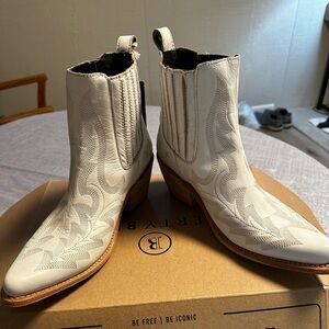 LIBERTY Black Women's Stylish Cream/White Ankle Booties - size 11 New In Box